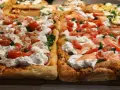Pyszna pizza domowa na blachę z burratą, pomidorkami i łososiem. Idealny przepis na szybki obiad.