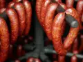 Ile czasu wędzimy kiełbasę? Sprawdź, jak osiągnąć najlepsze efekty