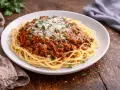 Pyszne spaghetti bolognese, idealne na obiad. Dowiedz się, jak zrobić spaghetti krok po kroku!