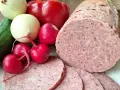 Kiełbasa tyrolska: Jak przygotować idealną wędlinę w domu