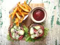Ile kalorii ma burger wołowy z frytkami? Zaskakujące wartości!