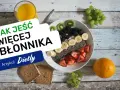 Jak jeść więcej błonnika? Pyszna owsianka z owocami, chleb pełnoziarnisty i sok pomarańczowy – idealne produkty bogate w błonnik na zdrowy start dnia.
