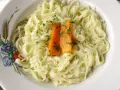 Proste danie: jak zrobić makaron z marchewką i natką pietruszki. Idealne na szybki obiad.