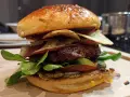 Bułka do burgera: Piekarnik czy patelnia? Klucz do idealnej tekstury.