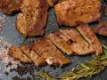 Pokrojony seitan, przypominający mięso, z rozmarynem i solą. To świetna alternatywa dla mięsa, jeśli zastanawiasz się, seitan co to.