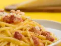 Pyszna carbonara z guanciale i parmezanem. Jaki ser do carbonary? Tylko najlepszy!