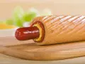 Pyszny hot dog francuski z musztardą i ketchupem, gotowy do zjedzenia.