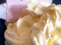 Puszysty, szybki krem z serka mascarpone, gotowy do dekoracji ciasta.