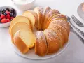 Puszysta babka piaskowa, idealna na deser. Ten przepis babci to gwarancja sukcesu. Podana z owocami leśnymi i bitą śmietaną.