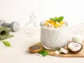 Zdrowy deser z chia z jogurtem, mango i kokosem. Obok leżą hantle i mata do ćwiczeń, symbolizujące aktywny tryb życia.