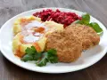 Pyszne mielone z piekarnika, podane z purée ziemniaczanym, buraczkami i natką pietruszki.