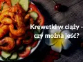 Talerz z krewetkami w sosie, pomidorami i ogórkiem. Tekst: "Krewetki w ciąży - czy można jeść?".