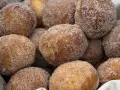 Pączki z ziemniakami Ewy Wachowicz, obtoczone w cukrze z cynamonem, wyglądają apetycznie.