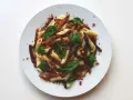 Penne z suszonymi pomidorami, bazylią i pokruszonym tofu. Pyszne i zdrowe danie.