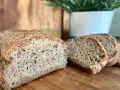 Chleb keto na drewnianej desce, z widocznymi kromkami. Idealny do niskowęglowodanowej diety.