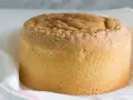 Puszysty, tradycyjny biszkopt z 5 jaj, lekko zarumieniony, na białym tle. Idealny do tortów.
