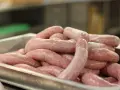 Jak długo wędzić kiełbasy? Poznaj czasy dla różnych metod wędzenia