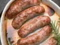 Ile piec białą kiełbasę surową, aby była soczysta i smaczna?
