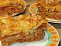 Prosty przepis na lasagne z mięsem mielonym. Aromatyczne, warstwowe danie z makaronem, sosem mięsnym i serem, podane na kolorowych talerzach.