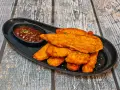 Chrupiące kotlety z piersi z kurczaka inaczej, podane z sosem BBQ. Idealne na szybki obiad lub przekąskę.