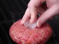 Szary płyn z burgera? Jak usmażyć soczysty kotlet bez wody!