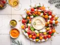 Kolorowe szaszłyki z pomidorkami, mozzarellą, salami i oliwkami – idealne finger food na imprezę.