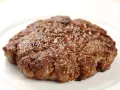 Jak smażyć mięso na burgery, aby były soczyste i pełne smaku