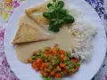 Pyszny sos do ryżu z kawałkami smażonego tofu i warzywami. Idealny na lekki obiad.
