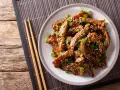 Pyszne mięso w sosie teriyaki, posypane sezamem i szczypiorkiem. Idealne do przygotowania w domu, oto prosty sos teriyaki przepis.