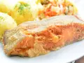 Chrupiący halibut smażony na złoto, podany z puree ziemniaczanym i surówką. Pyszny obiad gotowy!