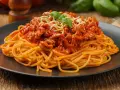 Pyszne spaghetti bolognese z mielonym mięsem, pomidorowym sosem i parmezanem. Idealne jakie przyprawy do spaghetti? Bazylia i oregano!