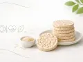 Stos wafli ryżowych z miseczką ryżu. Idealne na zdrową przekąskę, niskokaloryczne wafle ryżowe kcal.