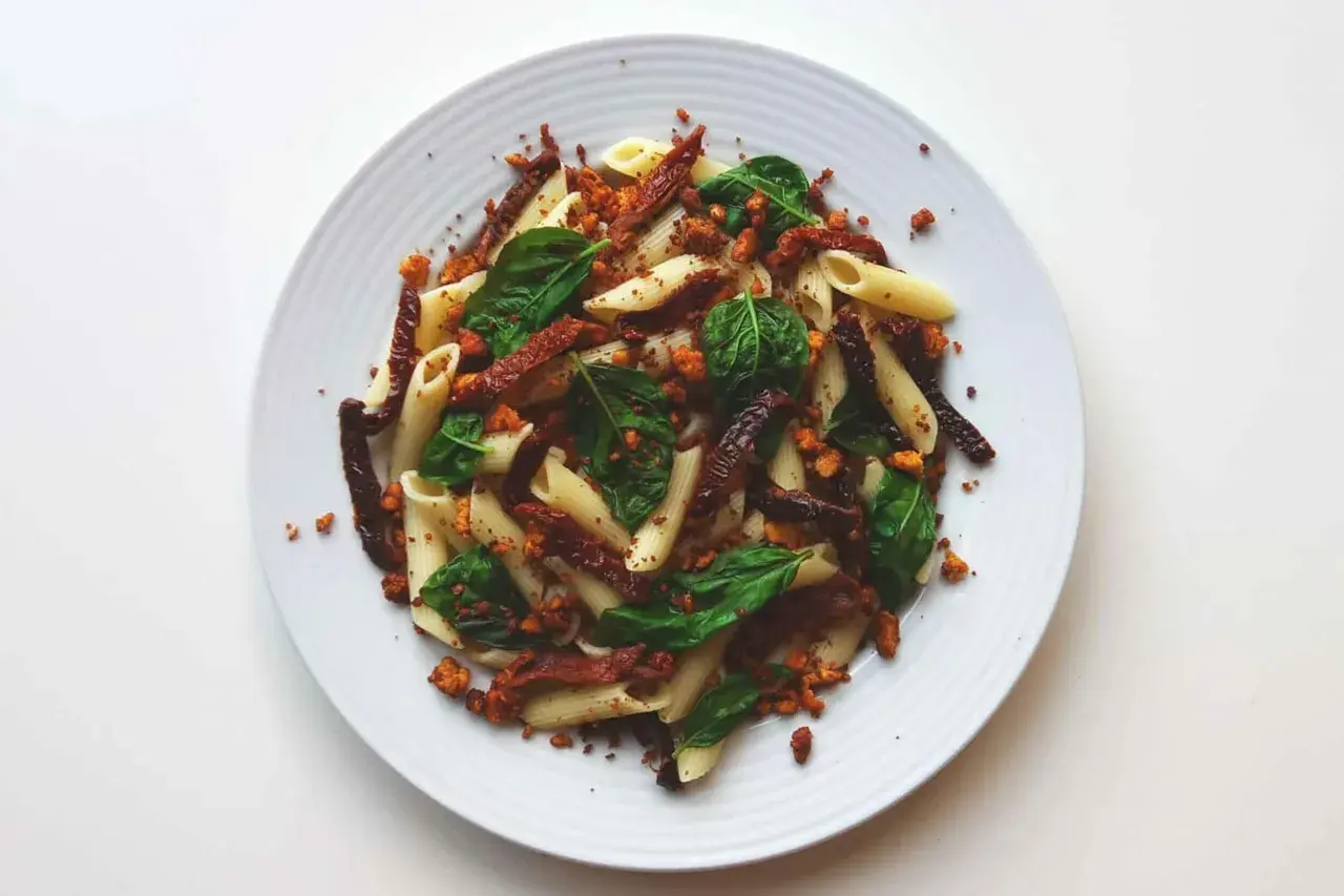 Penne z suszonymi pomidorami, bazylią i pokruszonym tofu. Pyszne i zdrowe danie.