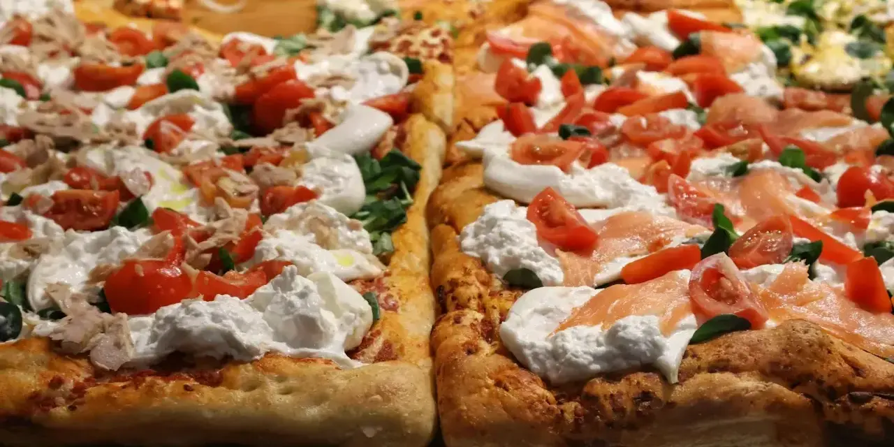 Pyszna pizza domowa na blachę z burratą, pomidorkami i łososiem. Idealny przepis na szybki obiad.