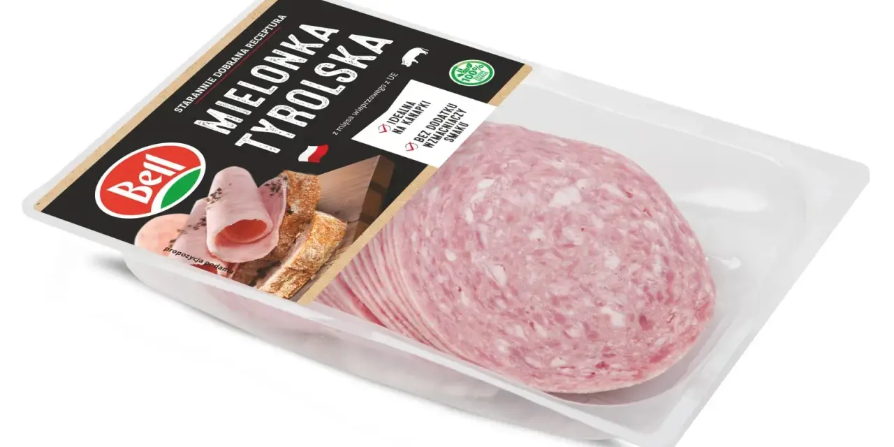 Plastikowe opakowanie z plastrami mielonki tyrolskiej Bell. Idealna na kanapki, bez dodatku wzmacniaczy smaku.