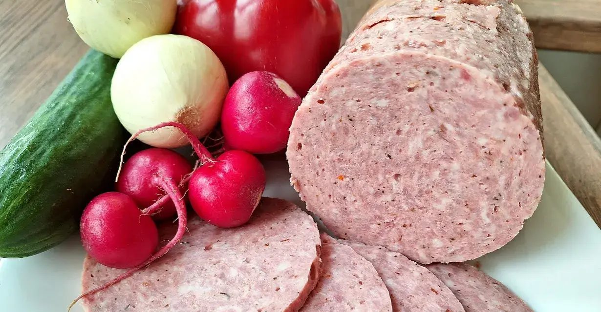 Kiełbasa tyrolska: Jak przygotować idealną wędlinę w domu