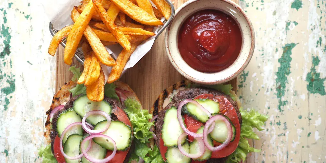 Ile kalorii ma burger wołowy z frytkami? Zaskakujące wartości!