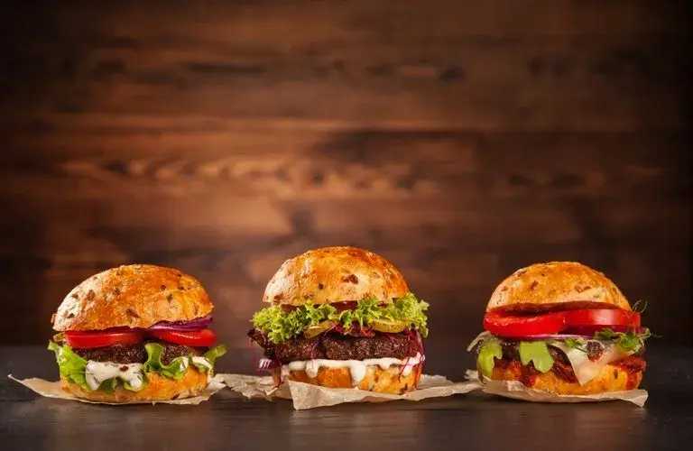 Ile kalorii ma hamburger domowy? Sprawdź, co naprawdę jesz