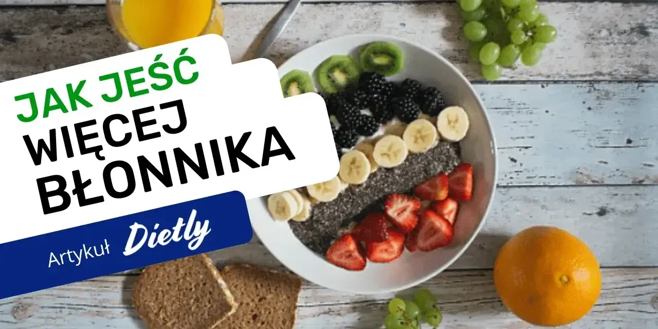 Jak jeść więcej błonnika? Pyszna owsianka z owocami, chleb pełnoziarnisty i sok pomarańczowy – idealne produkty bogate w błonnik na zdrowy start dnia.