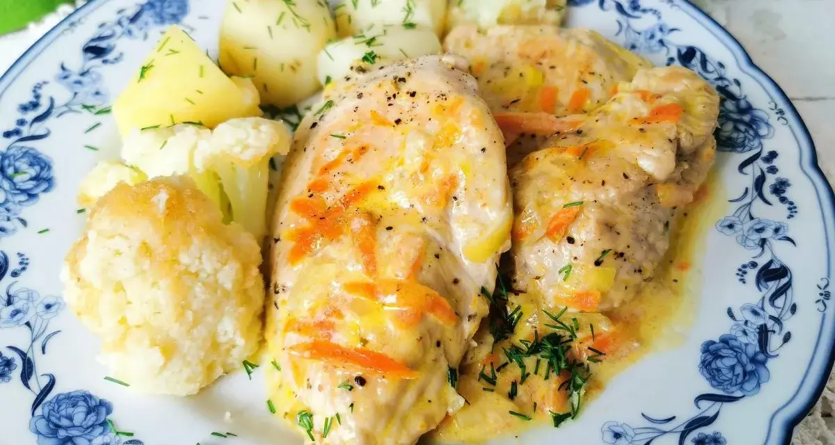 Filet z indyka w sosie własnym, gotowany przez Anię, podany z ziemniakami i kalafiorem. Pyszne danie!