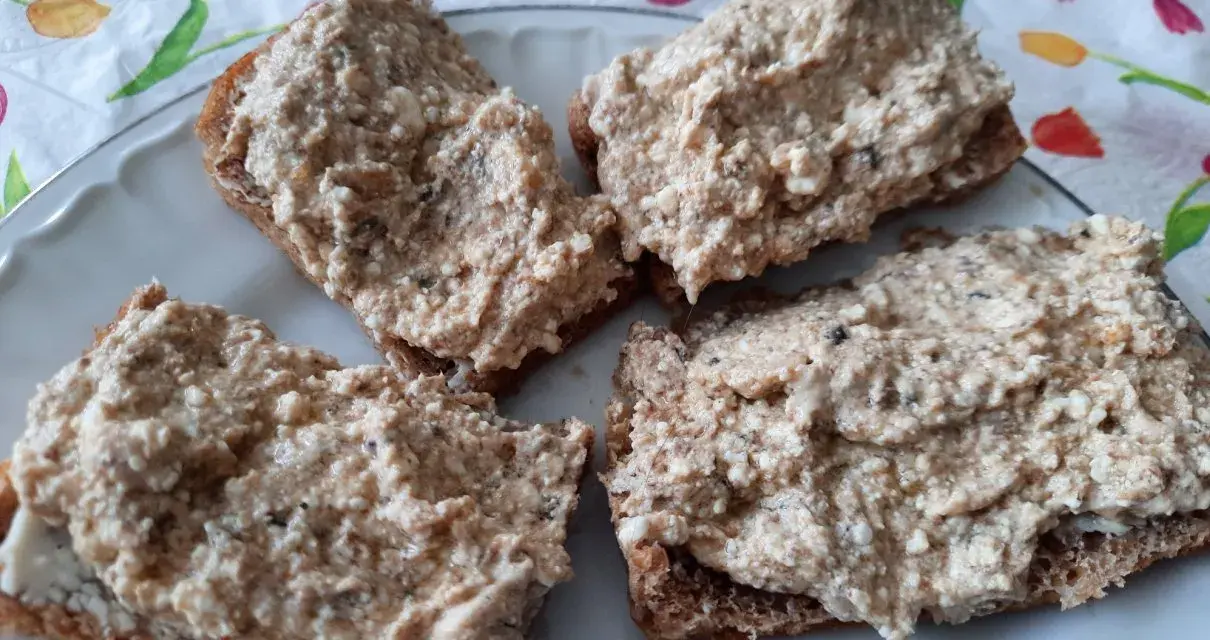 Cztery kromki ciemnego pieczywa obficie posmarowane pastą rybną. Smaczna przekąska na śniadanie lub kolację.