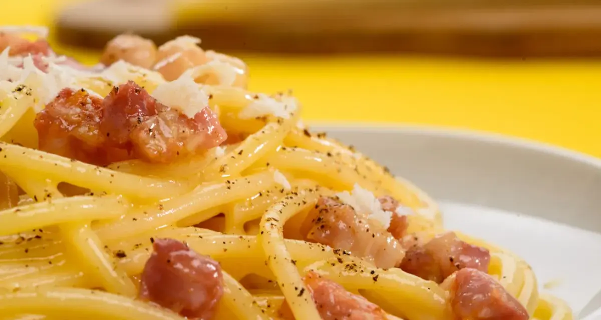 Pyszna carbonara z guanciale i parmezanem. Jaki ser do carbonary? Tylko najlepszy!