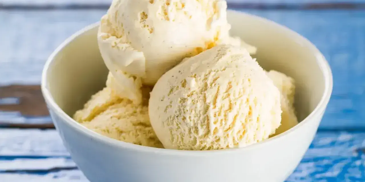 Pyszne lody waniliowe w miseczce, idealne na lato. Wypróbuj nasz przepis na lody domowe!