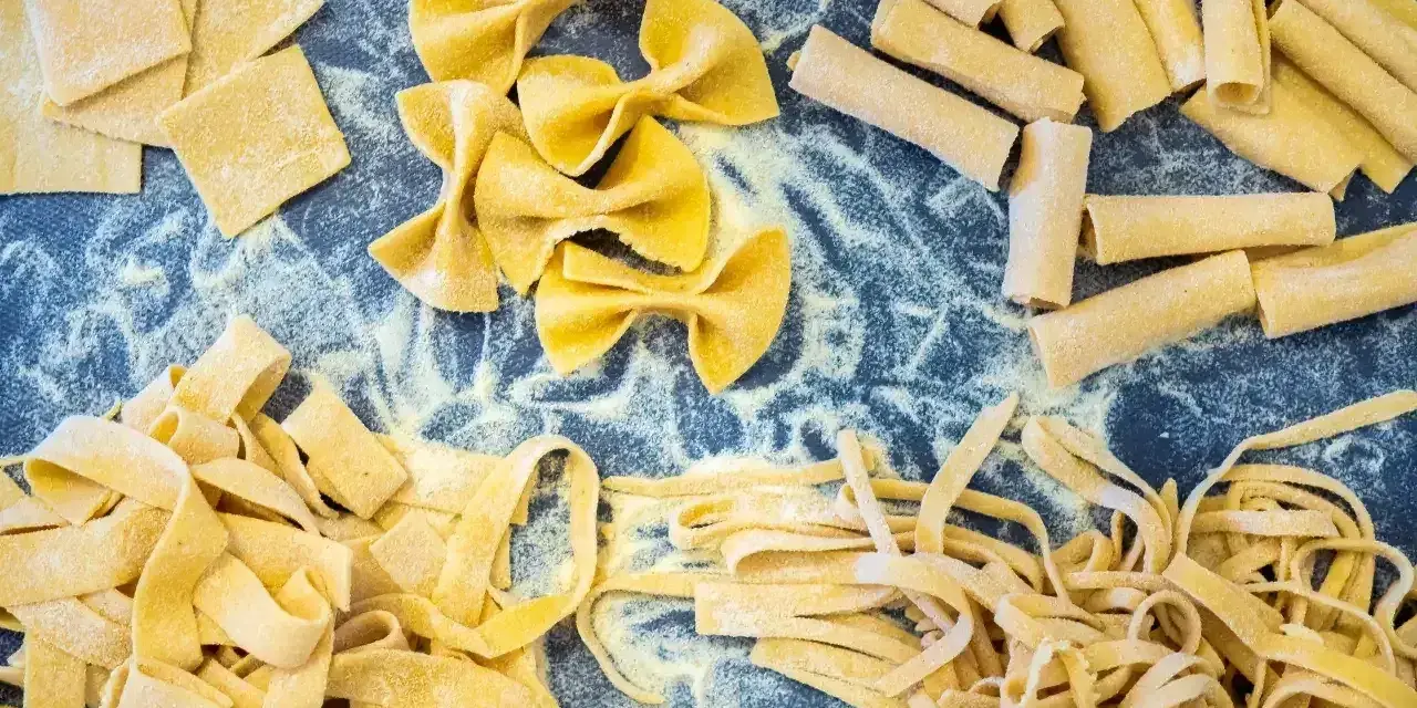 Różne rodzaje domowego makaronu: kwadraty, kokardki, rurki, tagliatelle. Idealne do nauki, jak ugotować makaron.