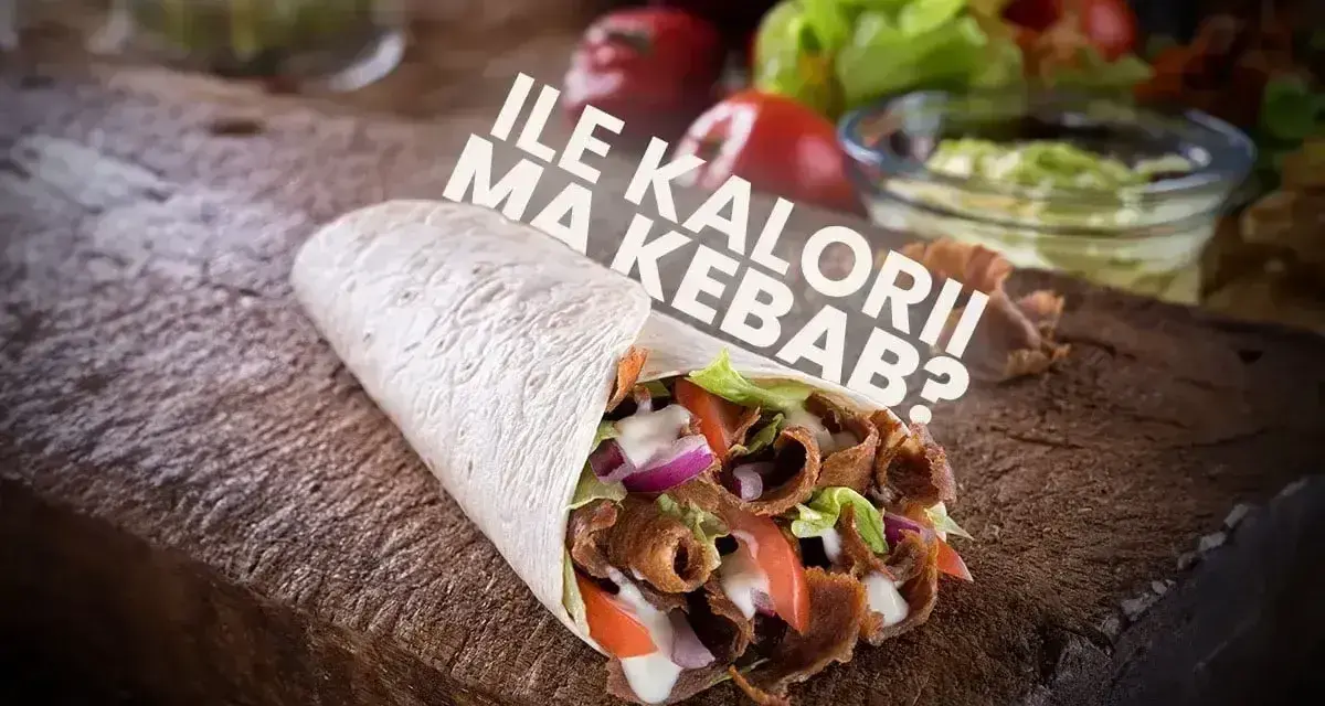 Pyszny kebab z mięsem, warzywami i sosem na desce. Ile kalorii ma kebab?
