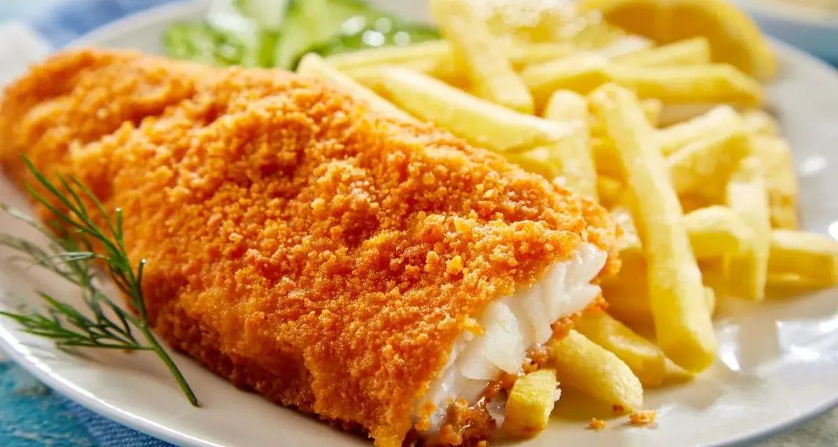Chrupiący filet po parysku z frytkami i cytryną. Idealny posiłek na szybki lunch.