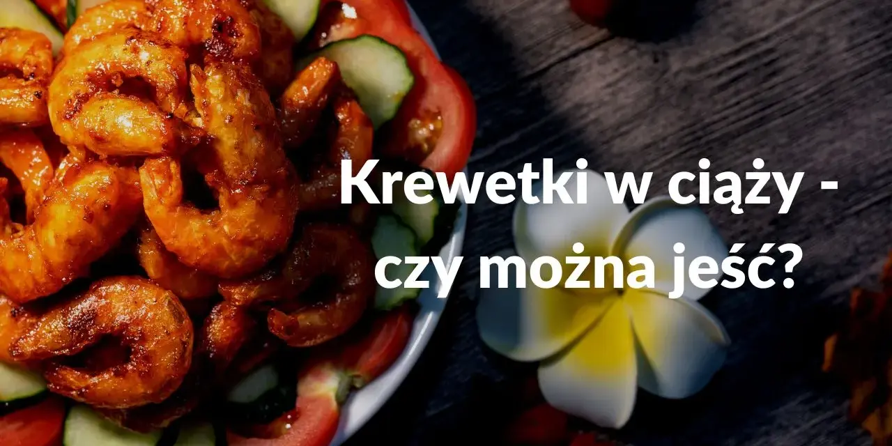 Talerz z krewetkami w sosie, pomidorami i ogórkiem. Tekst: "Krewetki w ciąży - czy można jeść?".