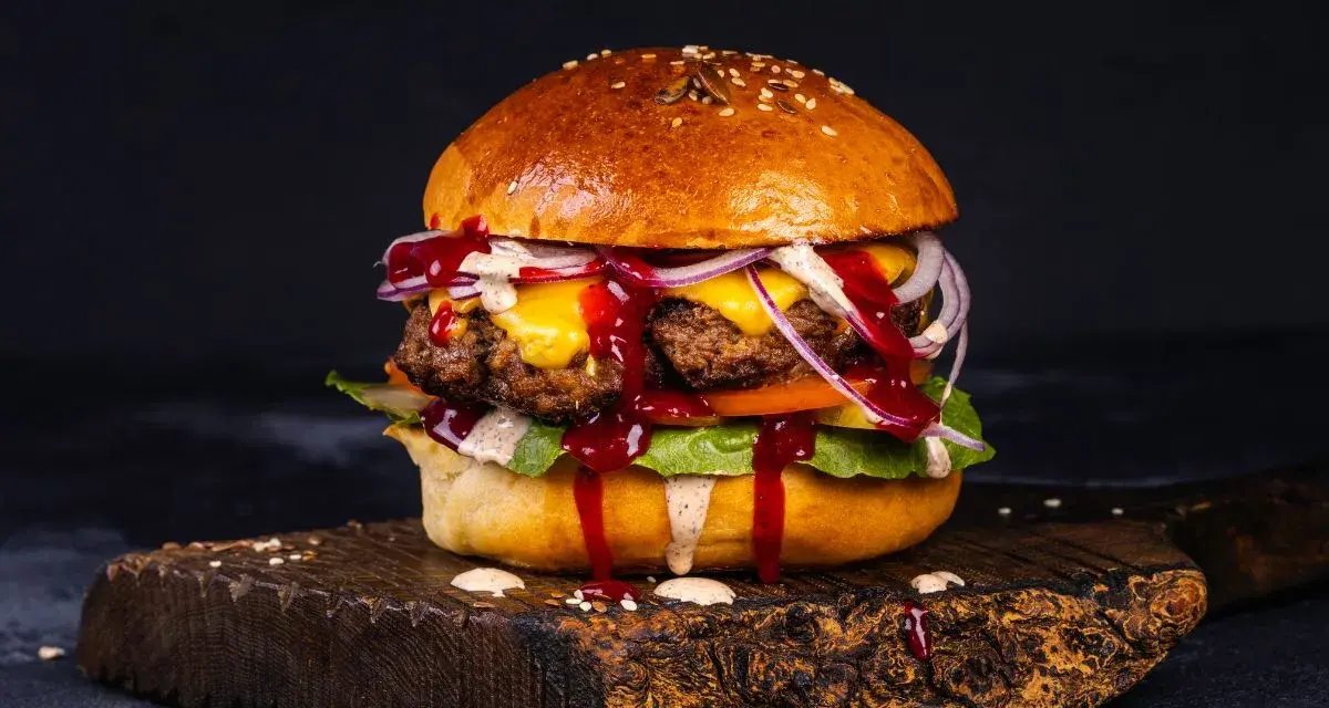 Jak smażyć burgery wołowe, aby były soczyste i pełne smaku