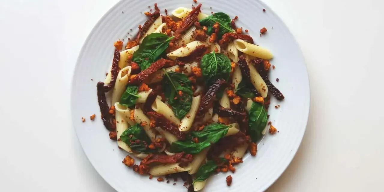 Penne z suszonymi pomidorami, bazylią i pokruszonym tofu. Pyszne i zdrowe danie.
