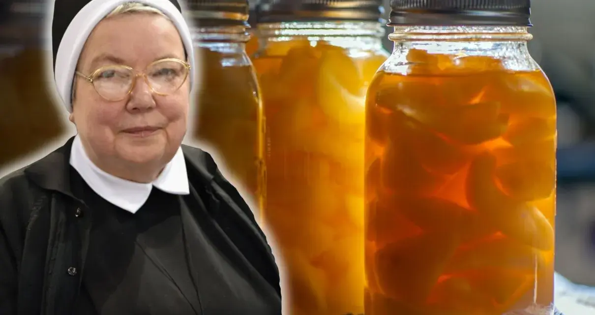 Siostra prezentuje przepis na gruszki w occie na słodko. Słoiki pełne owoców w syropie.